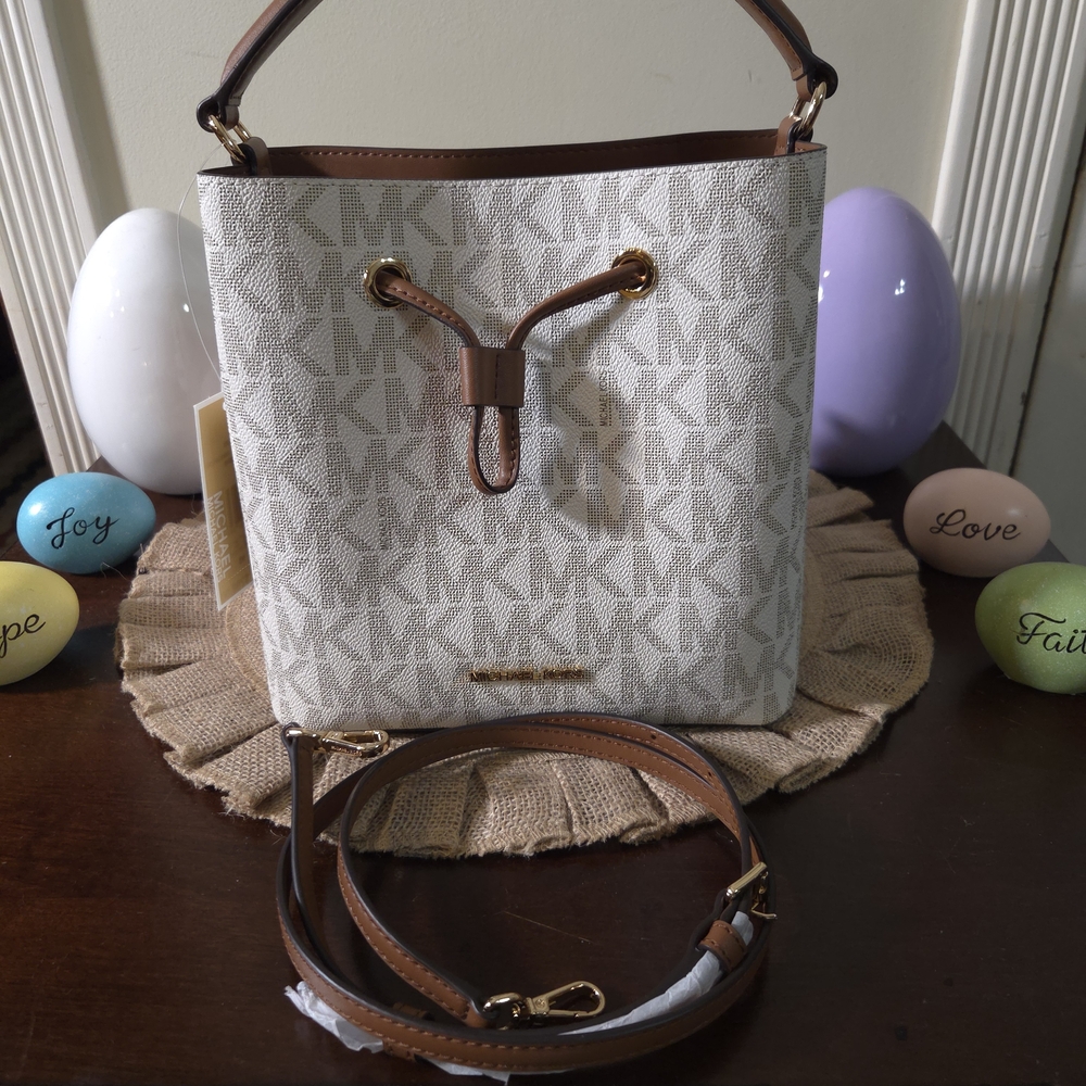 NWT Michael Kors Suri Medium Vanilla Bucket Messenger Crossbody